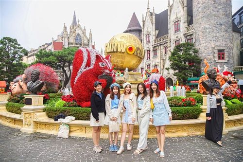 Du khách mê đắm với 'Mùa Giáng sinh trên mây' trên đỉnh Bà Nà