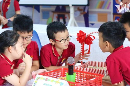 Trẻ trong độ tuổi đi học cần bổ sung bao nhiêu nước mỗi ngày?