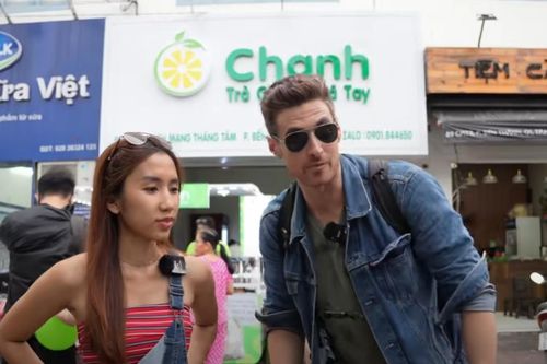 Khách Tây hào hứng xếp hàng, chờ vài giờ thưởng thức trà chanh giã tay ở TP.HCM