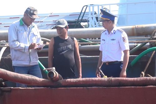 Liên tiếp bắt giữ 2 tàu khai thác, vận chuyển gần 200m3 cát không rõ nguồn gốc