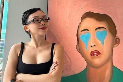 Khán giả tò mò tranh Touliver vẽ Tóc Tiên trong triển lãm đầu tay