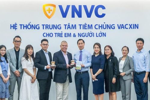 'Hiệp sĩ chống dịch' Vương quốc Anh gốc Việt về nước trao đổi y khoa