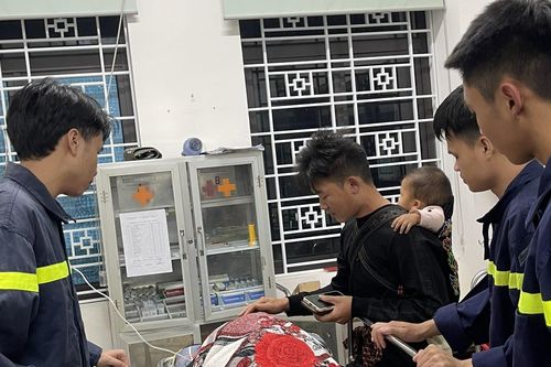 Giải cứu người phụ nữ ôm con 1 tuổi định tự tử ở Lào Cai
