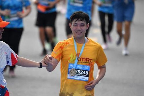 'Người hùng khiếm thị' chinh phục đường chạy 21km