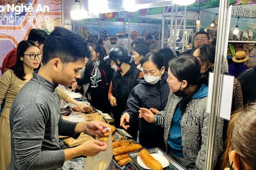 Mưa lạnh, hội chợ Công Thương vùng Bắc Trung Bộ - Nghệ An vẫn kín người