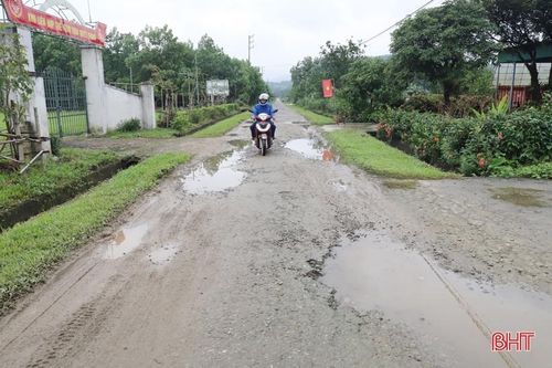 Gian nan khi lưu thông trên đường 'nát như tương' ở Hương Sơn