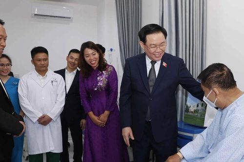 Chủ tịch Quốc hội Vương Đình Huệ đến thăm Bệnh viện Quốc tế La Vie tại Vientiane