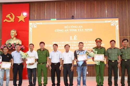 Tây Ninh: Khen thưởng ba người dân dũng cảm tham gia truy bắt cướp