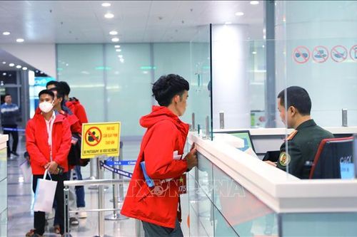 Cục Quản lý xuất nhập cảnh hỗ trợ công dân Việt Nam từ Myanmar về nước