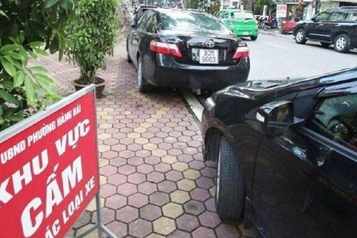 Trường hợp đỗ ô tô trên vỉa hè không lo bị phạt
