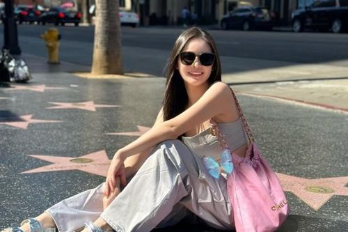 'Tiểu thư RMIT' gây sốt tại Đại lộ Danh vọng với kiểu áo tôn dáng gợi cảm