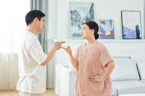 Đỏ mặt mỗi khi nghe vợ chồng hàng xóm cãi nhau