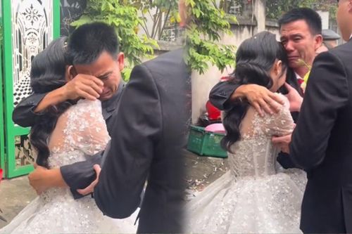 Khoảnh khắc người cha ôm chặt, nghẹn ngào nước mắt tiễn con gái về nhà chồng gây xúc động mạnh
