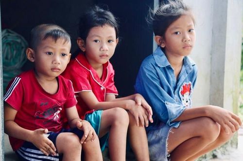 Cha đột quỵ qua đời để lại 3 con nhỏ mồ côi cho ông bà nội già yếu
