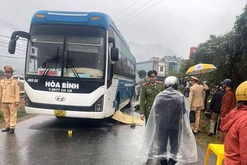 Va chạm với ô tô, một nữ sinh tử vong tại chỗ