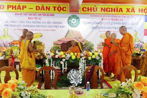 Dâng y chúc thọ trưởng lão hòa thượng Chau Ty