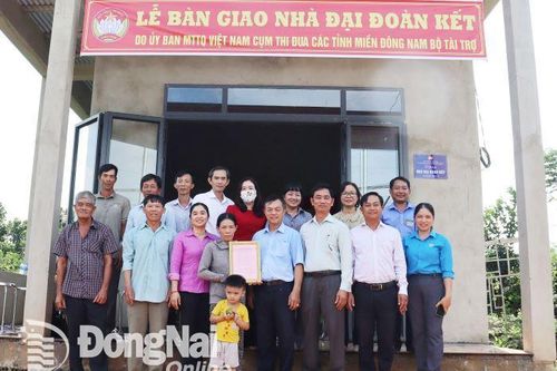 Bàn giao 7 căn nhà đại đoàn kết cho người dân