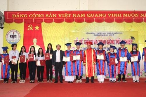 Trường Trung cấp Kinh tế Khánh Hòa trao bằng tốt nghiệp cho 194 học sinh