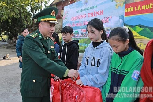 Đồn Biên phòng Na Hình tổ chức chương trình 'Áo ấm mùa đông biên giới'