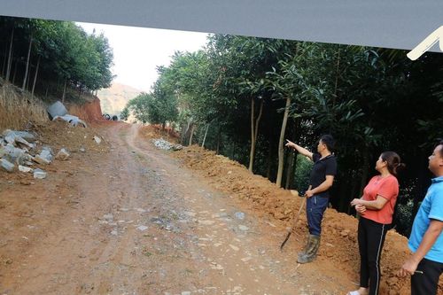 Người dân Bát Xát hiến đất làm đường