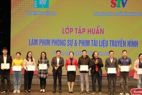 Bế mạc lớp tập huấn làm phim phóng sự và phim tài liệu truyền hình