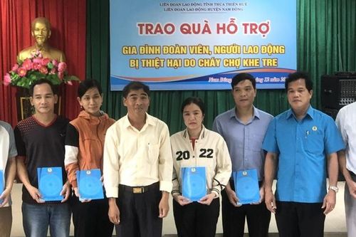 Động viên, trao quà cho tiểu thương chợ Khe Tre