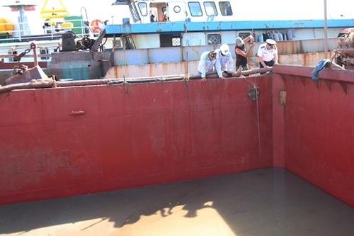 Liên tiếp bắt giữ tàu chở hàng trăm m3 cát không rõ nguồn gốc