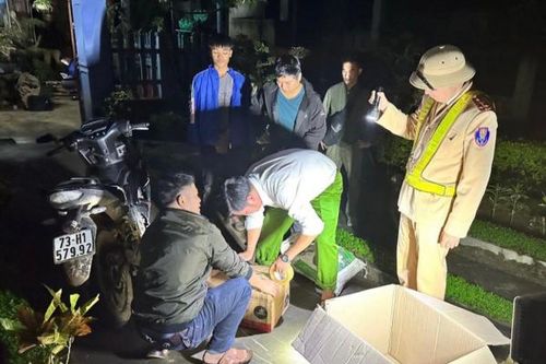 Nửa đêm, chở bao tải thuốc nổ phóng như bay