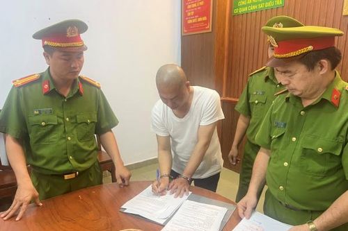 Cạo trọc đầu rồi xưng tên 'Thích Tâm Phúc', lừa đảo bằng sổ đỏ giả