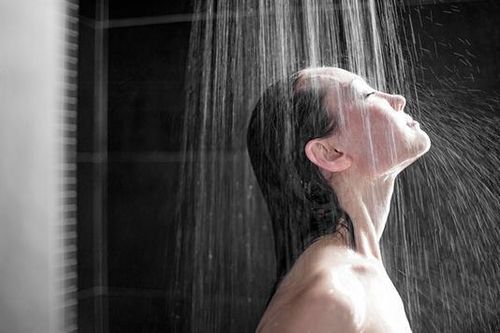 Tắm vào mùa đông đúng cách, phòng đột quỵ tim