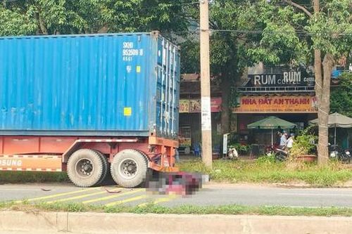 Thanh niên chạy xe máy tông đuôi xe container đậu bên đường, tử vong