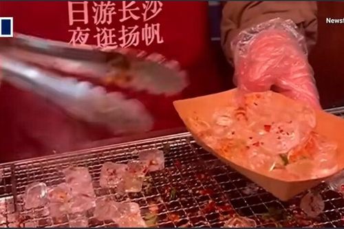 Món đá lạnh nướng trở thành món ăn đường phố 'hot' nhất Trung Quốc