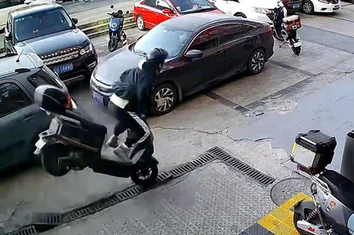 Vấp nắp cống thoát nước, nam thanh niên lộn nhào 180 độ