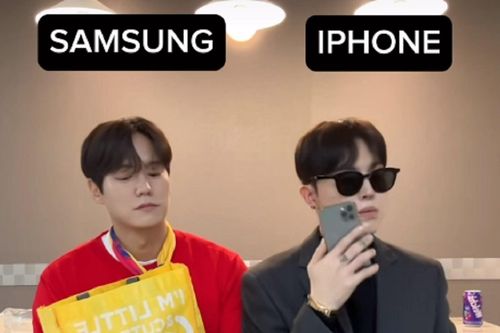 Bật cười xem 2 trai đẹp khoe nhạc chuông iPhone và Samsung