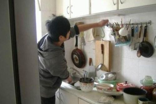 Nhờ chồng rửa bát hộ, vợ phát hoảng vì phản ứng không tin nổi của mẹ chồng