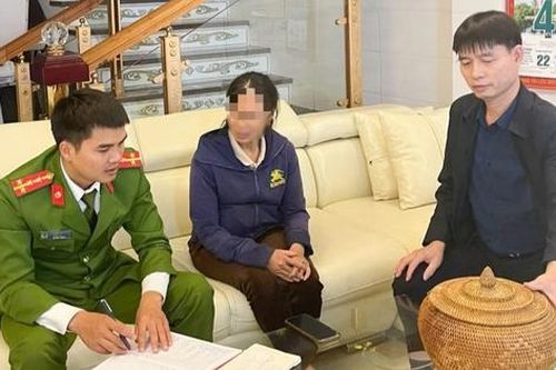 Bị dọa bắt giam, người phụ nữ cuống quýt đi nhờ chuyển khoản 50 triệu đồng