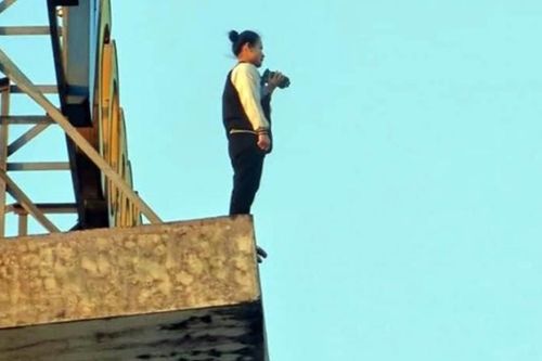 Nghẹt thở khoảnh khắc giải cứu cô gái định nhảy từ tầng thượng chung cư