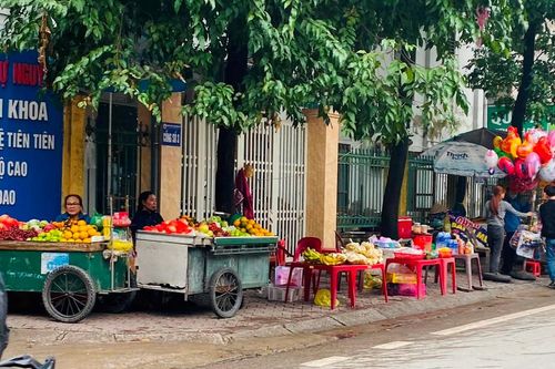Chợ vỉa hè 'bủa vây' bệnh viện