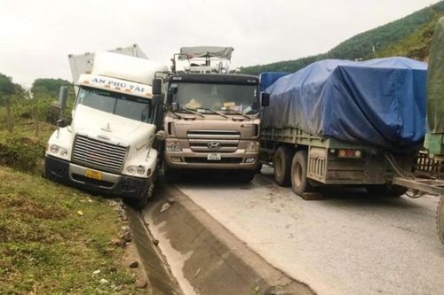 Quảng Bình: Tai nạn gây ách tắc giao thông trên Quốc lộ 12A sang Lào