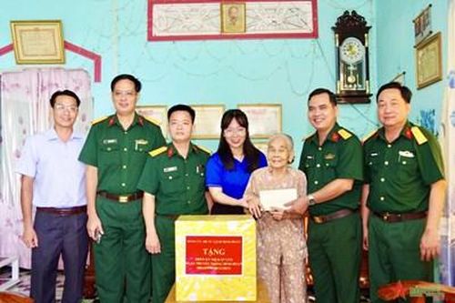 Binh đoàn 16 thăm, tặng quà Bà mẹ Việt Nam Anh hùng Trần Thị Bảy