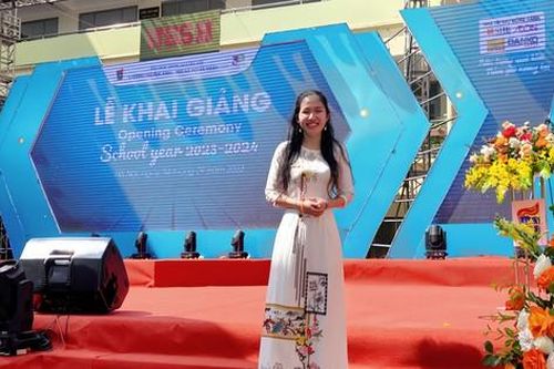 Nữ sinh khiếm thị thắp sáng ước mơ trở thành biên tập viên bằng sự nỗ lực đứng lên từ bóng tối
