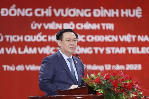 Chủ tịch Quốc hội Vương Đình Huệ thăm liên doanh Viettel ở Lào