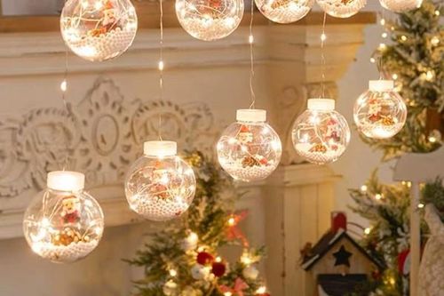Trang trí cây thông Noel, bé trai mất mạng vì điều này