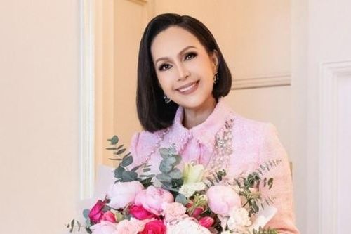 Diễm My xinh đẹp với tóc ngang vai, ngọt ngào cùng sắc hồng trong tiệc sinh nhật ấm cúng