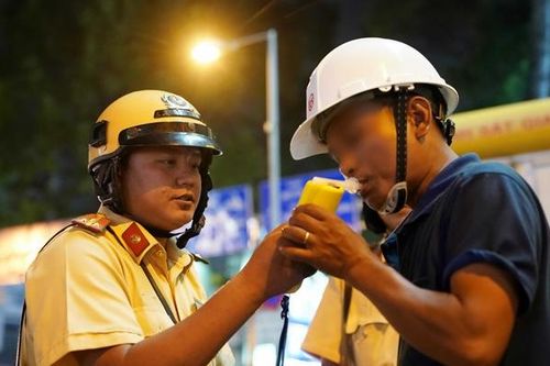 Phó giám đốc Công an TP HCM: 'Không dùng chung ống thổi khi đo nồng độ cồn'