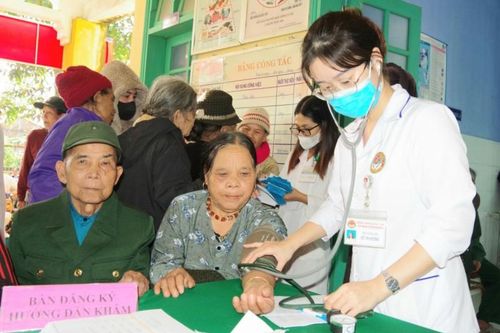Khám, phát thuốc miễn phí cho bà con dân tộc thiểu số Thừa Thiên- Huế