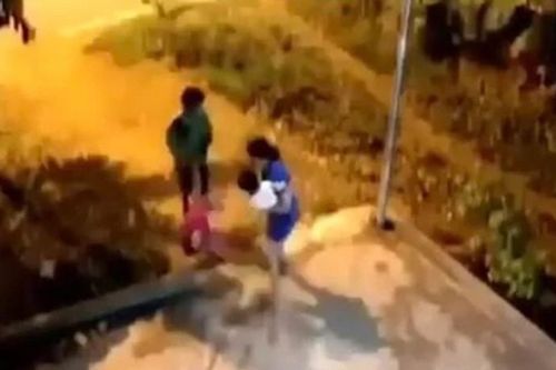 Khởi tố người bố cầm chân con gái 4 tuổi ném ra đường