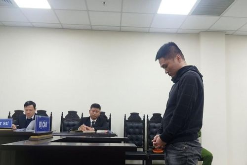 Bị chửi 'nát rượu', người đàn ông lấy kéo đâm thủng lốp ô tô ven đường