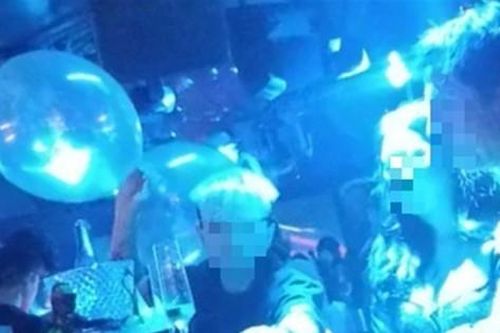 Tái diễn buôn bán, sử dụng bóng cười