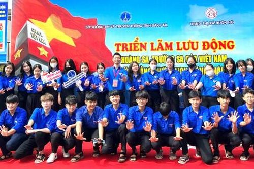 Đoàn thanh niên tích cực tuyên truyền tại triển lãm về Hoàng Sa, Trường Sa của Việt Nam